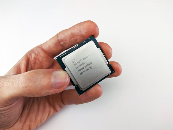 Comment installer un système de refroidissement liquide pour un processeur Intel Core i7?